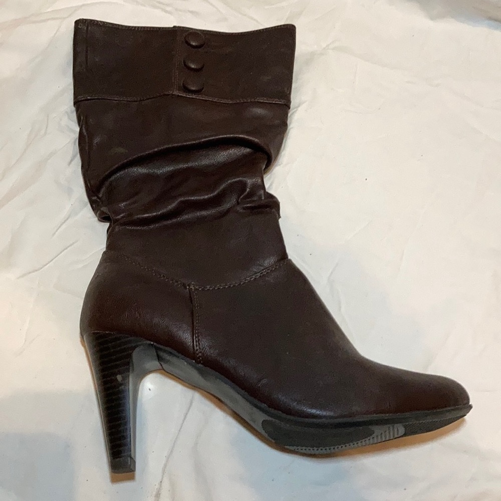 Dark brown women’s heeled boots in good condition